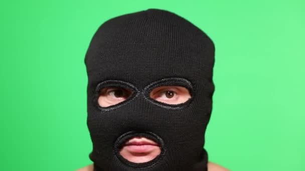Ladrón de miedo o ladrón en la máscara mirando a la cámara. — Vídeos de Stock