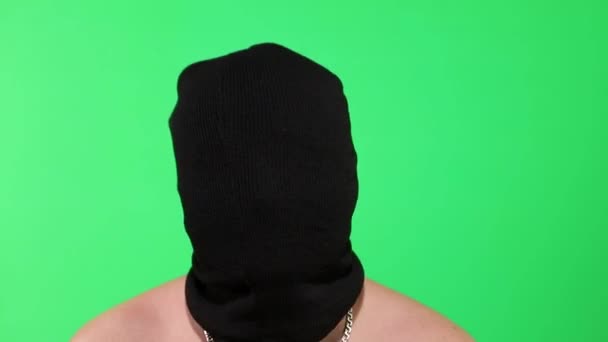 Děsivý zloděj nebo lupič v masce při pohledu do kamery. — Stock video