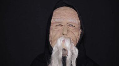 Siyah arka planda yaprakları olan Cadılar Bayramı mum ışığı