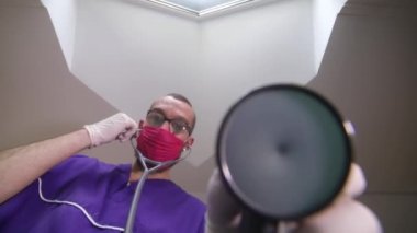 Küçük bir kediyle çalışan yakışıklı bir veteriner. Veteriner Kliniği.