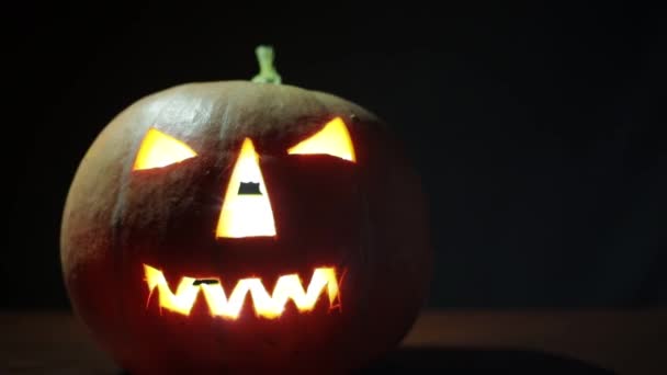 La zucca di Halloween di vacanza americana brucia e brilla nel buio — Video Stock