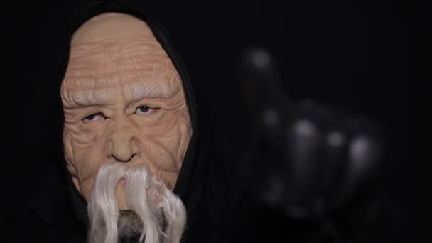 Ένας άντρας με τη μάσκα ενός γέρου. Απόκριες γιορτή. — Αρχείο Βίντεο