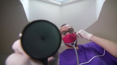 Küçük bir kediyle çalışan yakışıklı bir veteriner. Veteriner Kliniği.