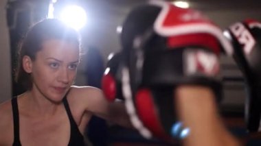 Ringde dövüşen iki bayan boksör. Kızlar antrenmanda yumruk pratiği yapar..