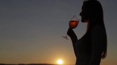 Kadın blogcu bir kafede telefonuyla bir bardak kokteylin fotoğrafını çekiyor..