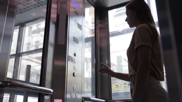 The woman presses elevator call button. Entrance to the elevator — Vídeo de Stock