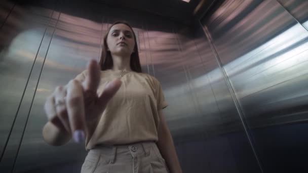 Die Frau drückt die Ruftaste des Fahrstuhls. Eingang zum Aufzug — Stockvideo
