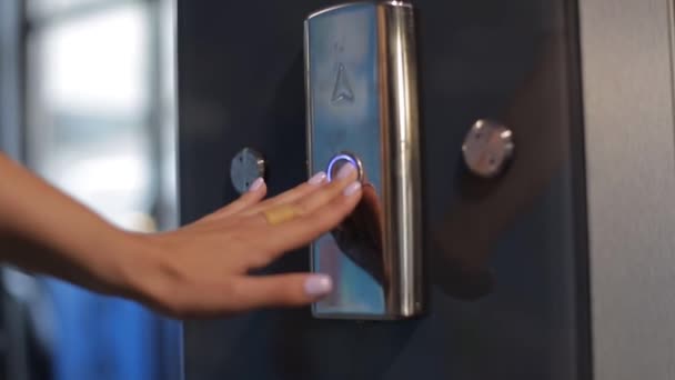 The woman presses elevator call button. Entrance to the elevator — Vídeo de Stock