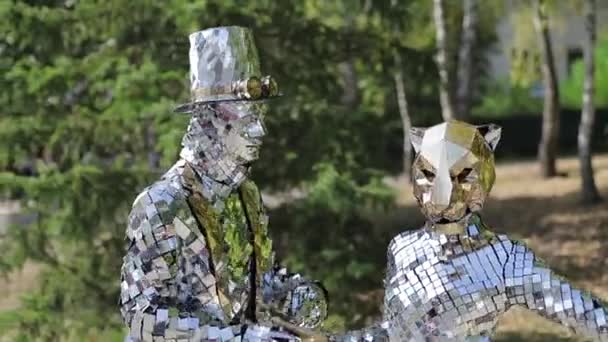 Couple miroir à une fête. Costumes de carnaval avec une image miroir pendant les vacances — Video