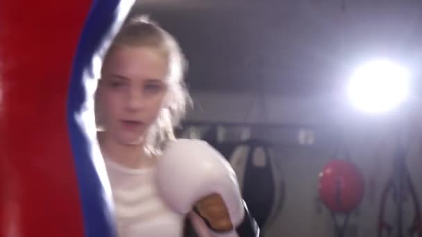 A woman boxer trains punches, a training day in the boxing hall, a woman quickly beats a series — Vídeo de Stock