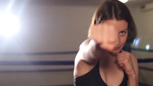 Mujer joven aprendiendo boxeo en el gimnasio. Mujer boxeando en el gimnasio, luchando con la sombra — Vídeo de stock