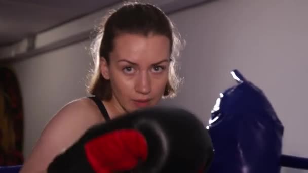 Agressivo boxeador feminino pratica socos em treinamento. Movimentos rápidos das mãos, luta com a sombra — Vídeo de Stock