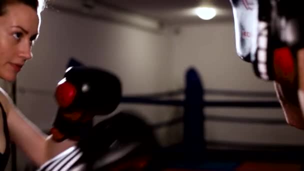 Frauen boxen Sparring zwischen Kämpfern in der Turnhalle. Brutale Gewalt ist für den Körper geeignet — Stockvideo