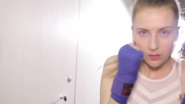 권투 훈련, 체육 열차에 탄 한 소녀가 펀치를 날렸습니다. 싸우기 전에 따뜻하게 — 비디오
