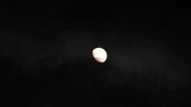 Astronomi konsepti, kara bulutlarda güzel dolunay..