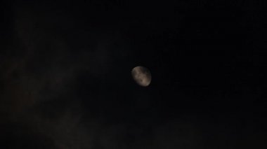 Karanlık gökyüzünde bulutlar olan sarı ay zamanı. Gece gökyüzü 