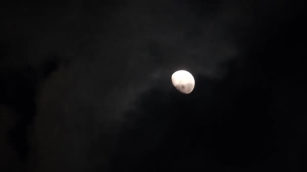 Astronomieconcept, vol gloeiende gele maan met wolken. — Stockvideo