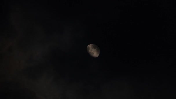 Timelapse luna gialla con nuvole nel cielo buio. Cielo notturno — Video Stock