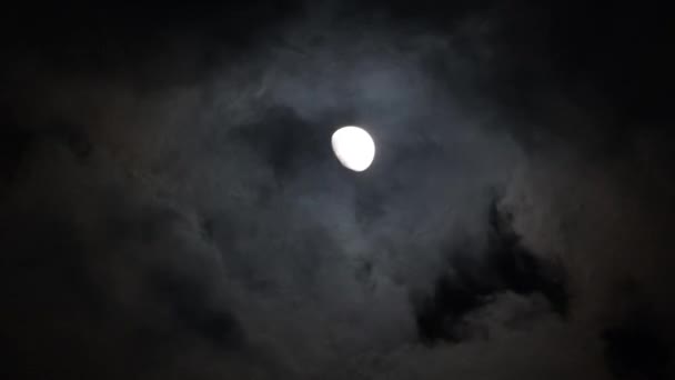 El tiempo pasa, las nubes pasan por la luna amarilla. Luna llena por la noche con nubes en tiempo real. — Vídeos de Stock