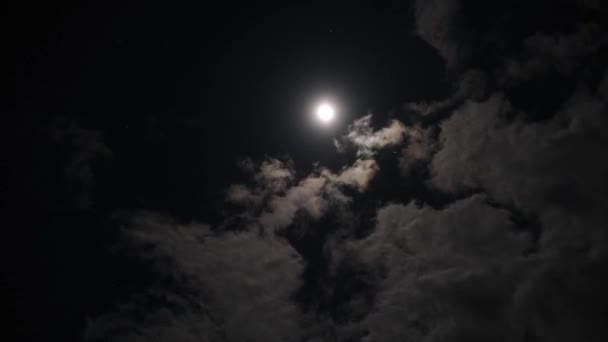 月圆之夜,与云彩一起实时穿行.童话场景的神秘性. — 图库视频影像