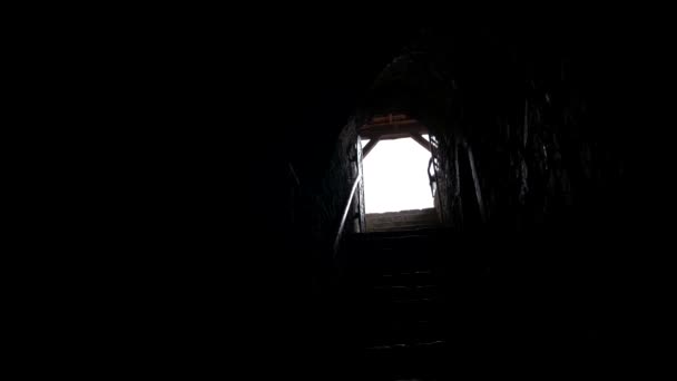 Helder licht aan het einde van de tunnel, langzame beweging van de camera. — Stockvideo