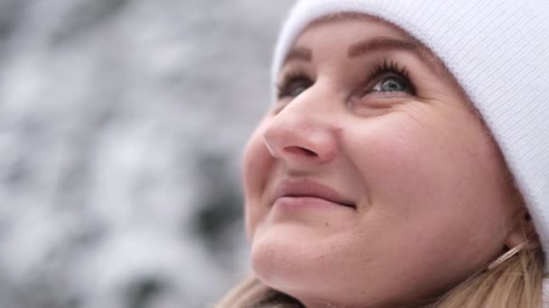 The face of a happy woman in a snowy forest, she enjoys a beautiful winter day. — Stock video