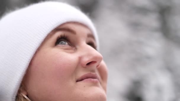 The face of a beautiful girl in slow motion looking at the sky. Girl in winter forest — Video