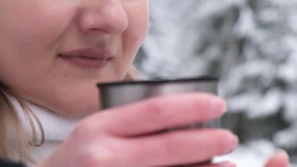Ragazza che beve tè nella foresta invernale, un posto incredibile con una bella foresta innevata — Video Stock