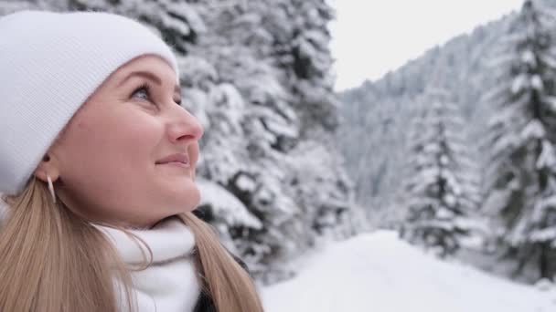 Outdoor portret van jong mooi gelukkig lachend meisje poseren in witer — Stockvideo