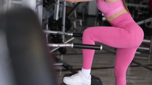 Europejska kobieta walczy na siłowni ze swoim pięknym ciałem. Profesjonalny sportowiec podczas treningu mięśni — Zdjęcie stockowe