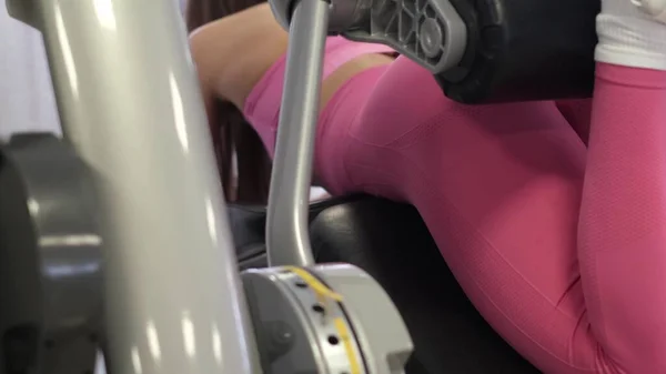 Europæisk kvinde kæmper med sin smukke krop i gymnastiksalen. Professionel atlet under muskeltræning - Stock-foto
