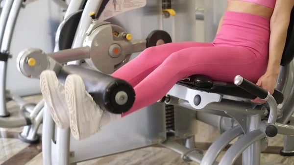 Beautiful fitness girl having a sports workout in the gym. Woman with beautiful athletic body — Fotografia de Stock