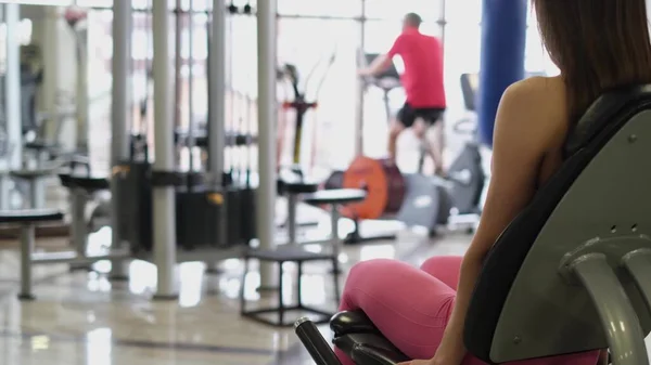 Kobieta trenuje mięśnie nóg na siłowni. Sport styl życia — Zdjęcie stockowe