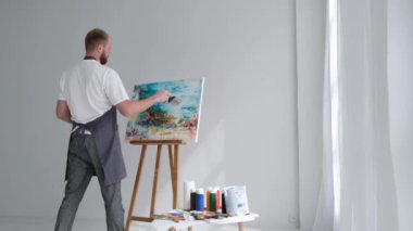 Süper yavaş çekim 240 fps, yaratıcı sanatçı renkli resimlerle soyut bir resim çiziyor.. 