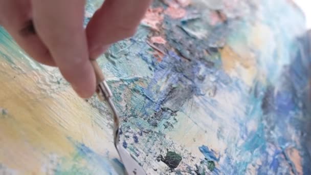 Zwolniony ruch 240 fps, zbliżenie rąk profesjonalnego artysty, który maluje abstrakcyjne obrazy — Wideo stockowe