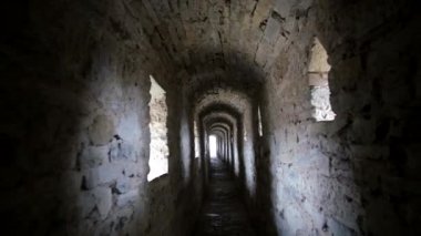 Draculas kalesinin zindanlarındaki eski koridorlar. Romanya, Bran Kalesi. 
