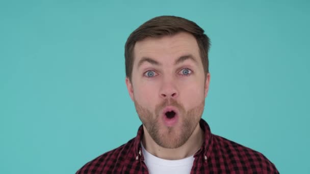 The face of a surprised European man who says wow. People lifestyle concept — Stockvideo