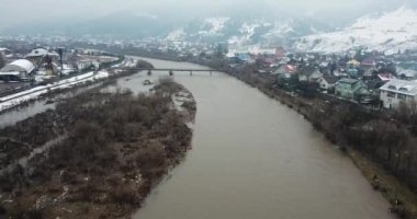 Dağ nehrini kirleten bir kimya endüstrisi. Küresel çevre kirliliği sorunu. 