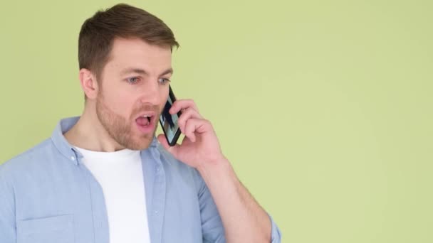 Un hombre enojado tiene un conflicto móvil desagradable. Hombre discutiendo en una conversación telefónica — Vídeo de stock