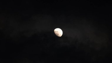 Astronomi konsepti, kara bulutlarda güzel dolunay..