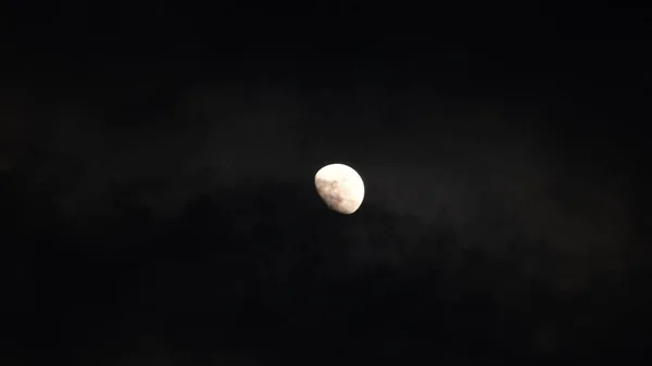 Concept d'astronomie, belle pleine lune dans les nuages noirs. — Photo