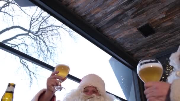 一群圣诞老人祝您圣诞快乐，并喝一杯淡淡的啤酒. — 图库视频影像