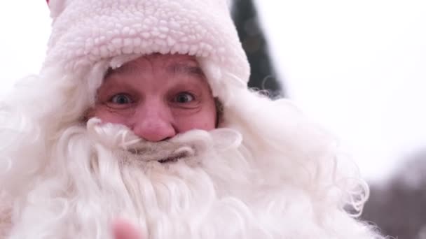 A fehér szakállú Télapó felmutatja a hüvelykujját. Karácsonyi karakter Mikulás — Stock videók