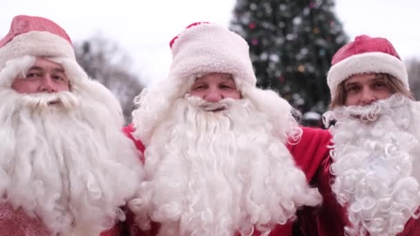 Jultomten önskar barnen ett gott nytt år och god jul, magisk tid för barnen — Stockvideo