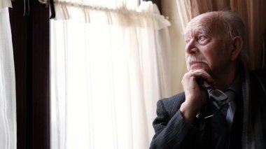 Yaşlı emekli mutfakta, sağlık sorunları için endişeleniyor..