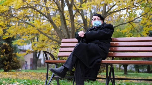 Yaşlı üzgün bir dede New York 'ta bir parkta bankta oturuyor..