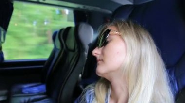 Kız gezgin otobüs penceresinden uyuyor. Otobüste ya da trende oturan genç bayan.