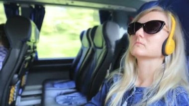 Kız gezgin otobüs penceresinden uyuyor. Otobüste ya da trende oturan genç bayan.