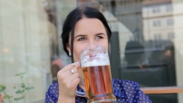 Kedves lány, sört iszik.. — Stock videók