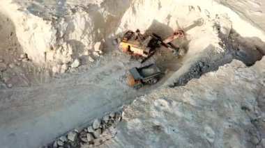 Buldozer kazıcı kamyonu çok çalışıyor.